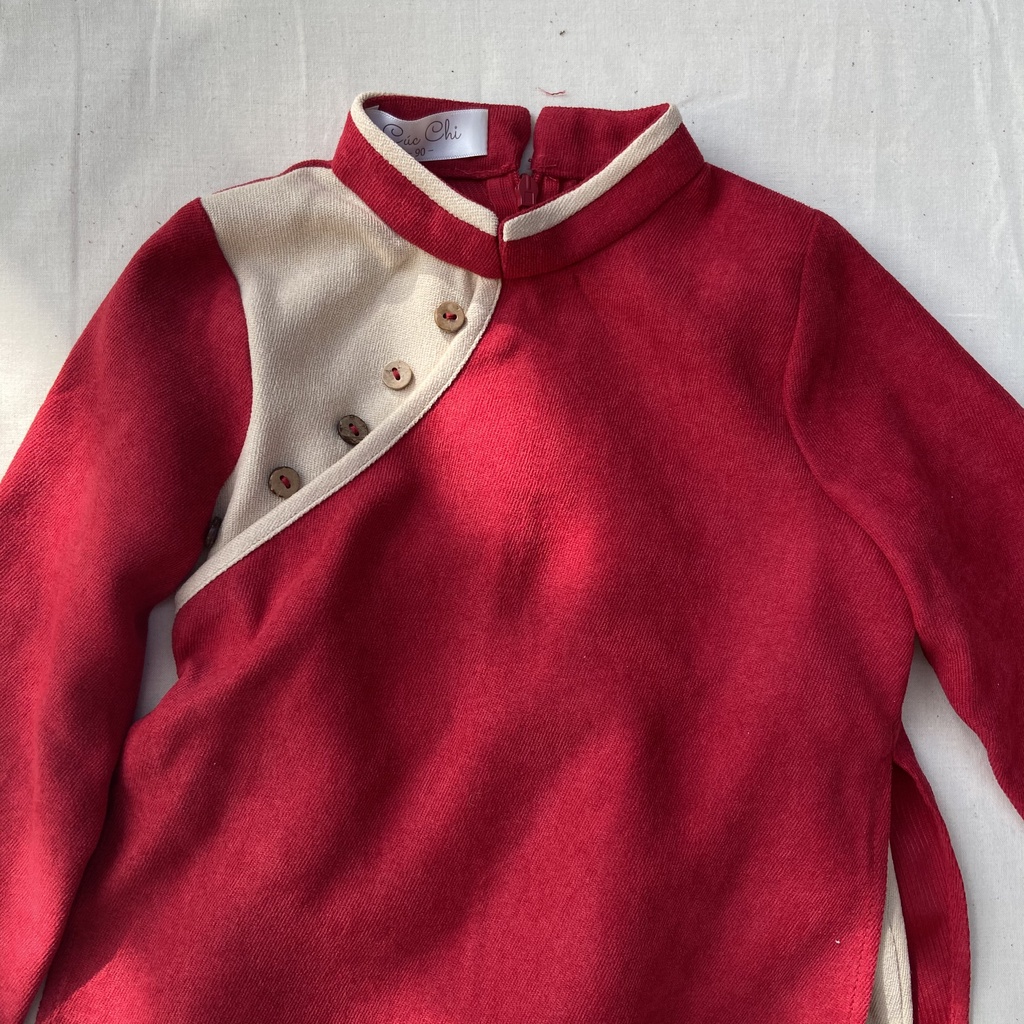 Áo dài cách tân đỏ phối nút cho bé trai xinh xắn dễ thương áo dài cho mẹ và bé trai