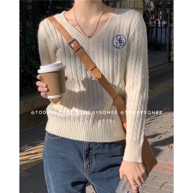 Áo len cổ V thêu logo