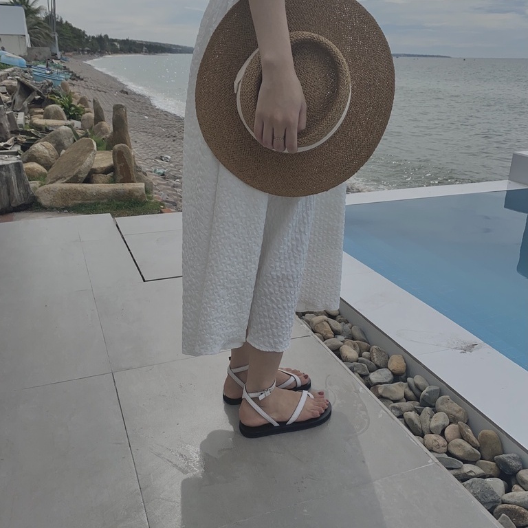 Sandal trắng mới