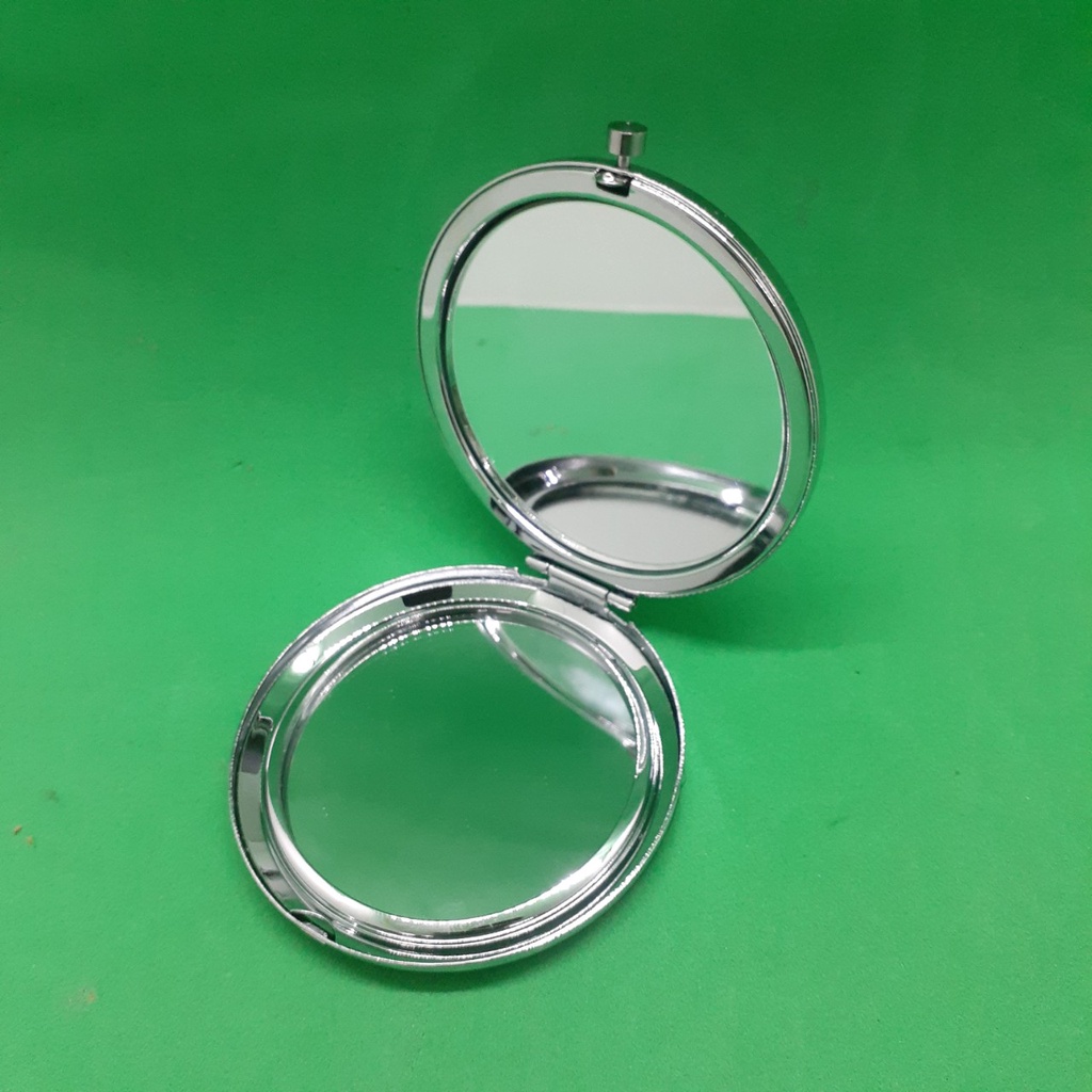 Gương gấp trang điểm chất lượng cao, sắc nét, gương phóng to 2 lần để quan sát từng chi tiết.
