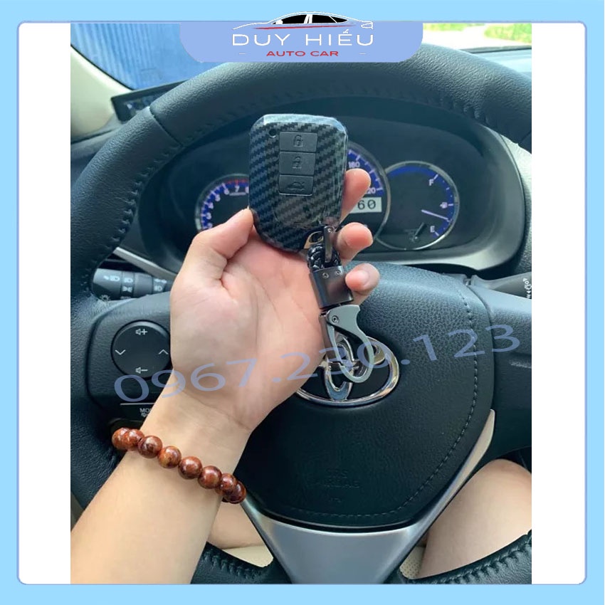 Ốp nhựa carbon lót silicon bảo vệ chìa khóa xe Toyota Vios, Yaris 2019-2020 kèm móc đeo INOX