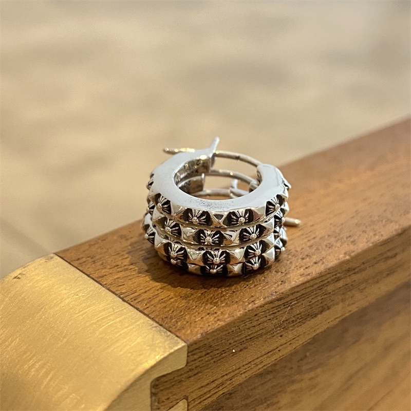 Bông tai chromehearts