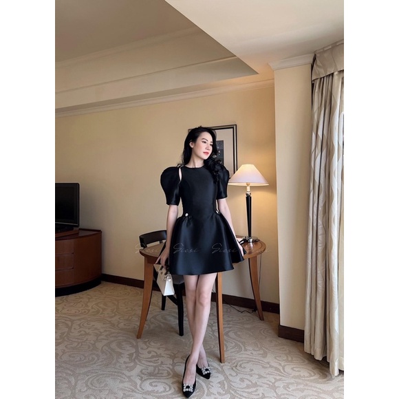 Đầm trắng đen khoét vai đính đá hoa