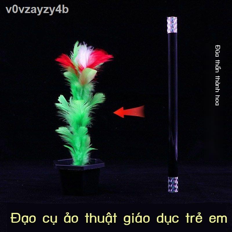 Đũa thần biến thành bông hoa, bông hoa chui ra từ đĩa trống Chương trình tài năng sân khấu thiếu nhi, cận cảnh bộ đạo cụ