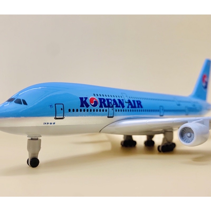 Mô Hình Máy Bay Korean Air Màu Xanh Có Bánh Xe Kèm Chân Đế Chuẩn Đẹp / Mô hình đồ chơi máy bay trưng b