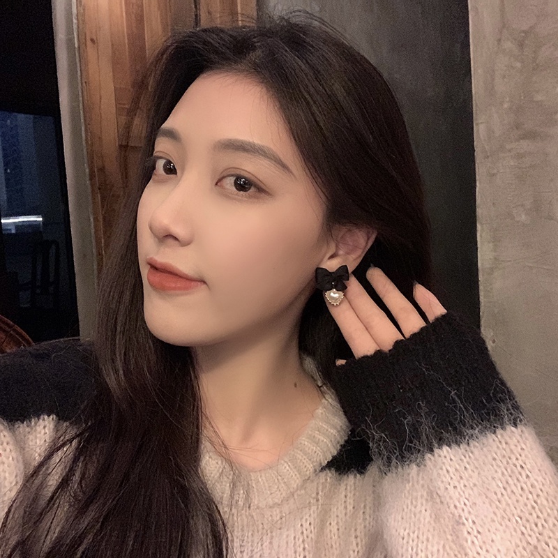 Bông tai nữ 17KM nơ nhung phối mặt trái tim ngọc trai viền vàng thanh lịch