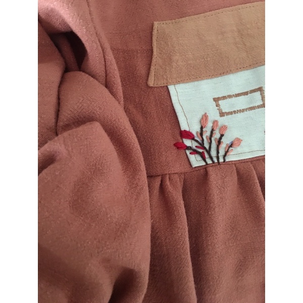 Đầm Nobi linen thêu sát nách kết nút gỗ xinh xắn - by Savanna