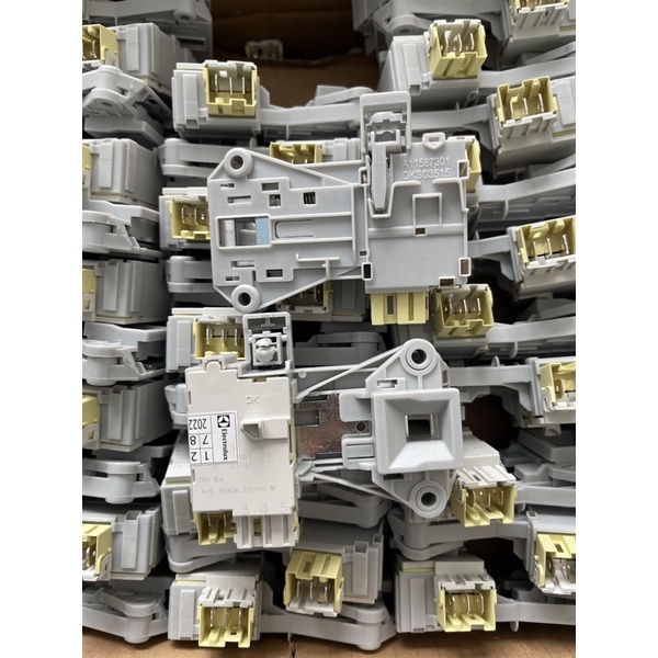 Khoá cửa máy giặt electrolux Công tắc cửa máy giặt electrolux 10932 12942