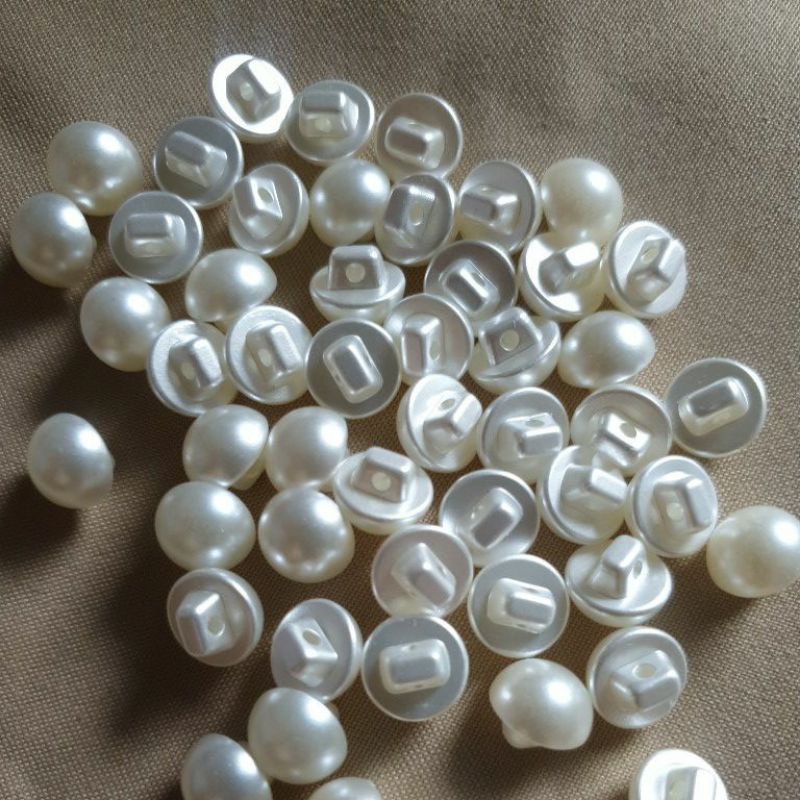 Nút nhựa nửa hạt tròn có chân 50c/10k