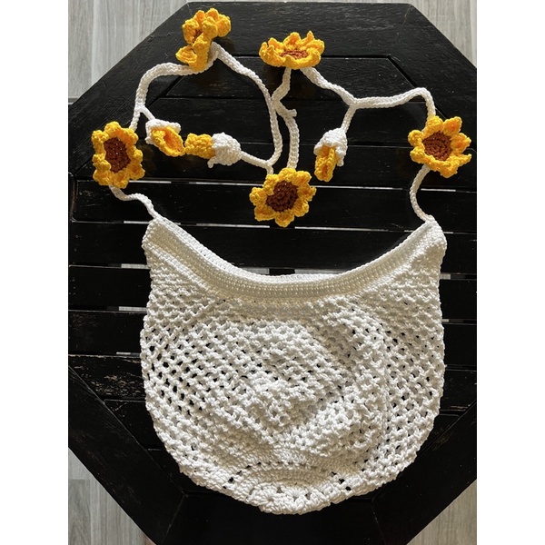 Túi lưới len - quai chéo đính hoa