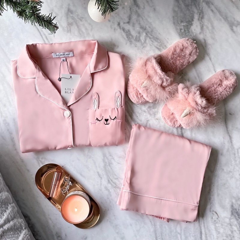 Bộ Pyjamas Nữ Mặc Nhà Áo Dài Quần Dài Chất Liệu Lụa Thiết Kế Túi Thỏ Màu Xanh Đậm Rabby Pink LILAS BLANC