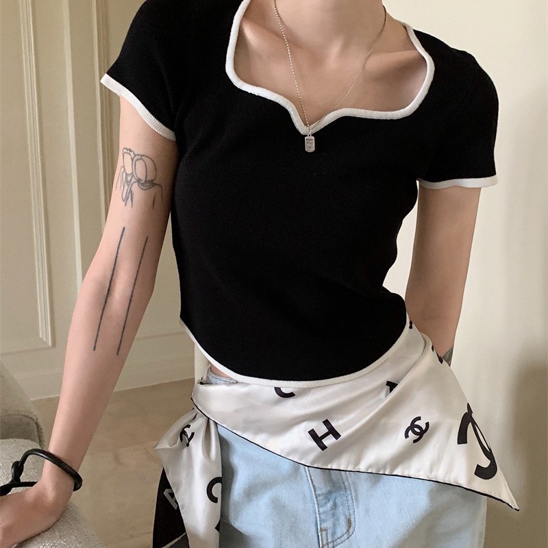 IELGY  IELGY Áo Ngắn Tay Cổ Vuông Thiết Kế Không Đồng Đều Thời Trang Theo Phong Cách Hàn Quốc