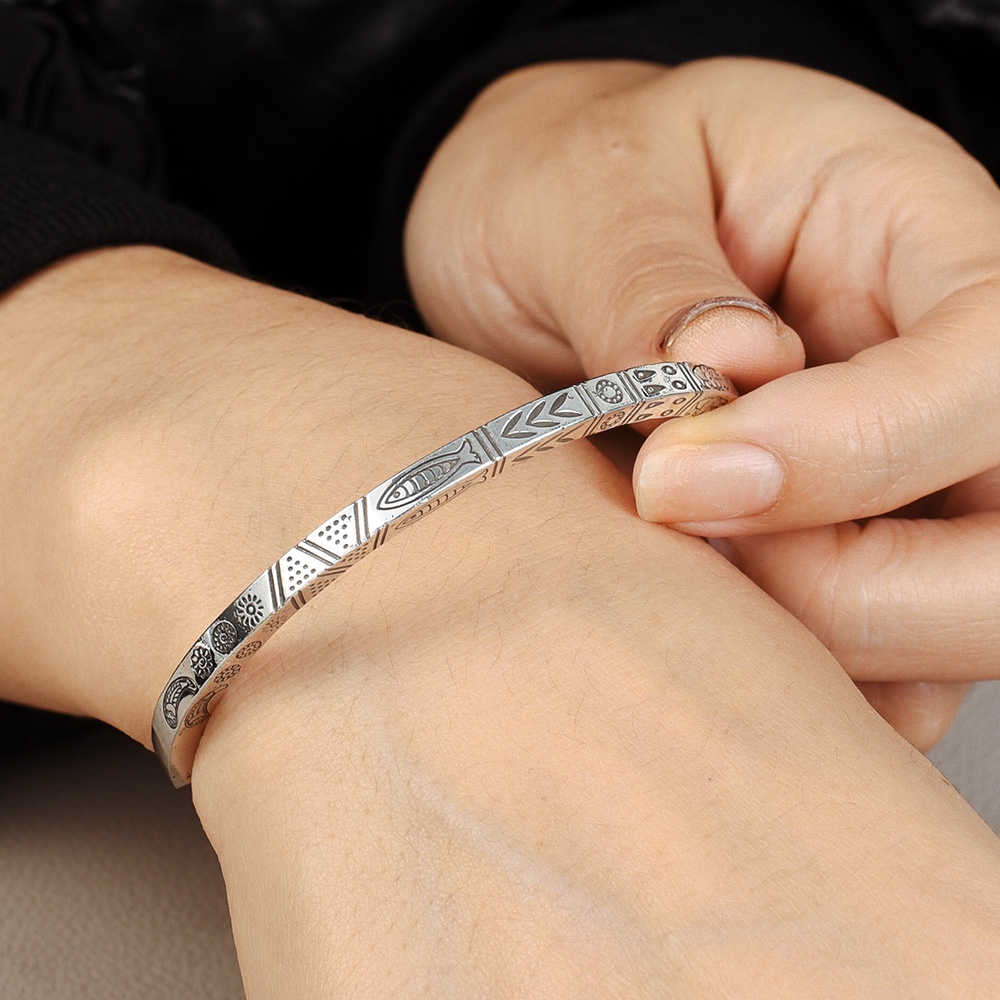 Vòng Đeo Tay Dạng Mở Mặt Hình Totem Mobius Phong Cách Retro Đơn Giản Có Thể Điều Chỉnh Cho Nam Và Nữ