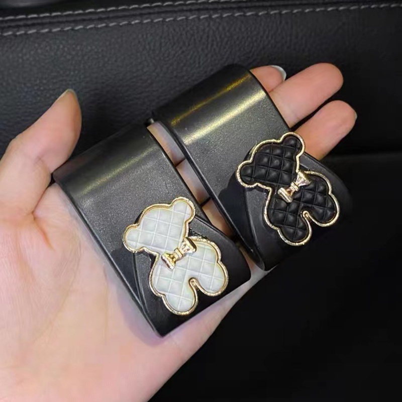 Móc Treo Đồ Gắn Sau Ghế Ngồi Xe Hơi Bằng Nhựa ABS Hình Hoa Trà / Gấu Nhỏ Dễ Thương Tiện Dụng