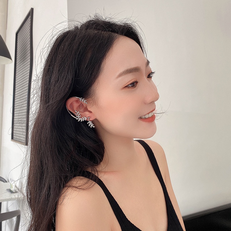 Khuyên kẹp vành tai  sang trọng bướm lông vũ đính hạt lấp lánh Tatitava