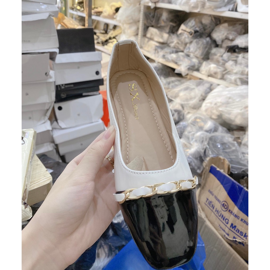 Giày búp bê bệt Miu Miu da bóng mũi tròn gắn xích