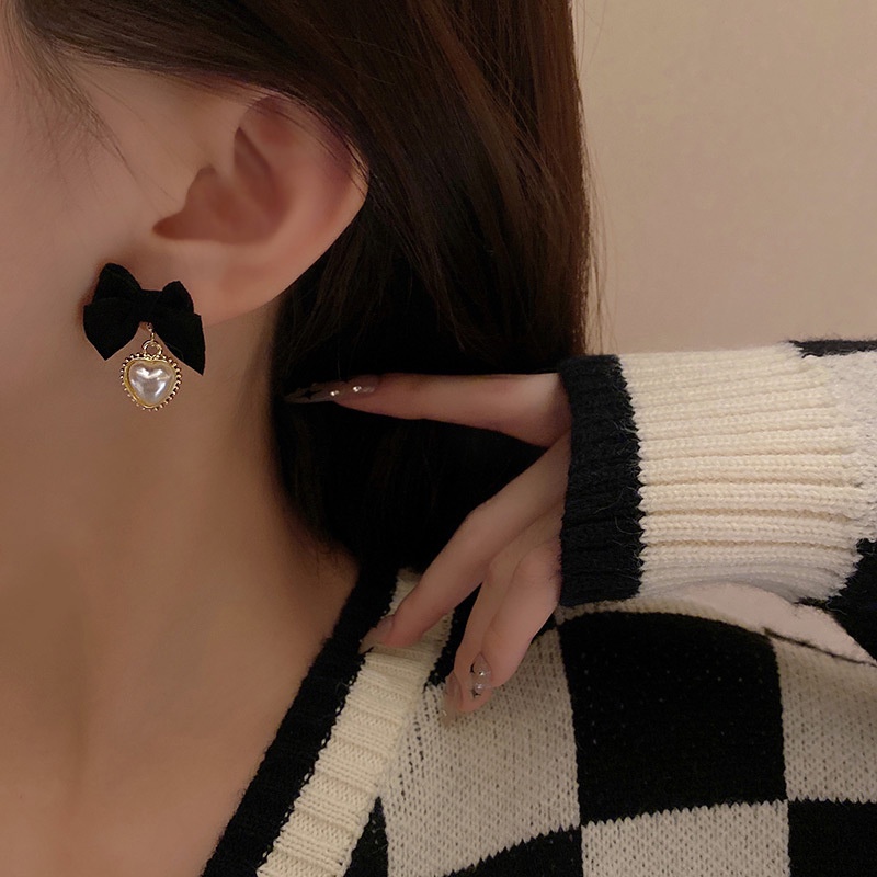 Bông tai nữ 17KM nơ nhung phối mặt trái tim ngọc trai viền vàng thanh lịch