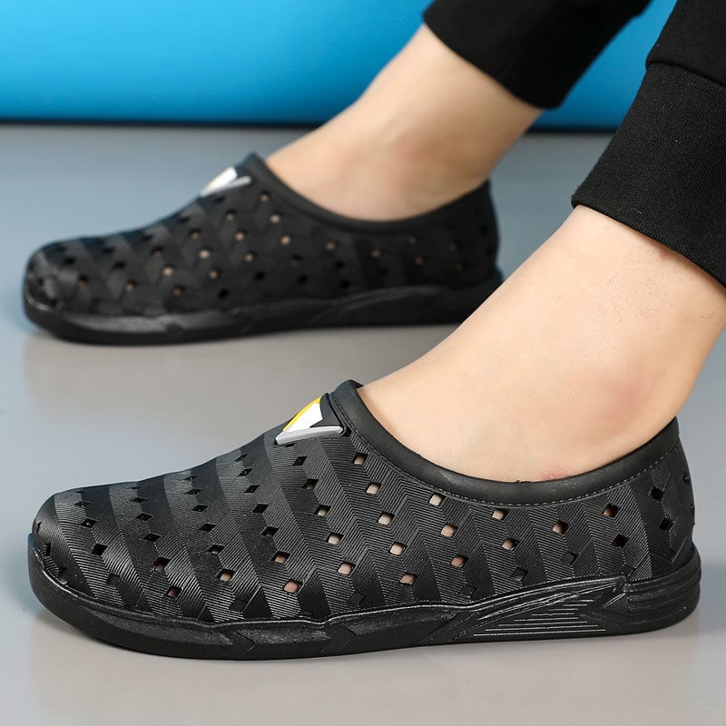 Giày nhựa nam thể thao siêu nhẹ êm chân lỗ thoáng khí chống nước đi mưa thoải mái siêu bền Thegioigiay V317
