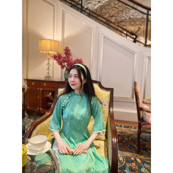 Áo dài gấm Thước Ngọc mềm mại mịn và mát rất sang trọng