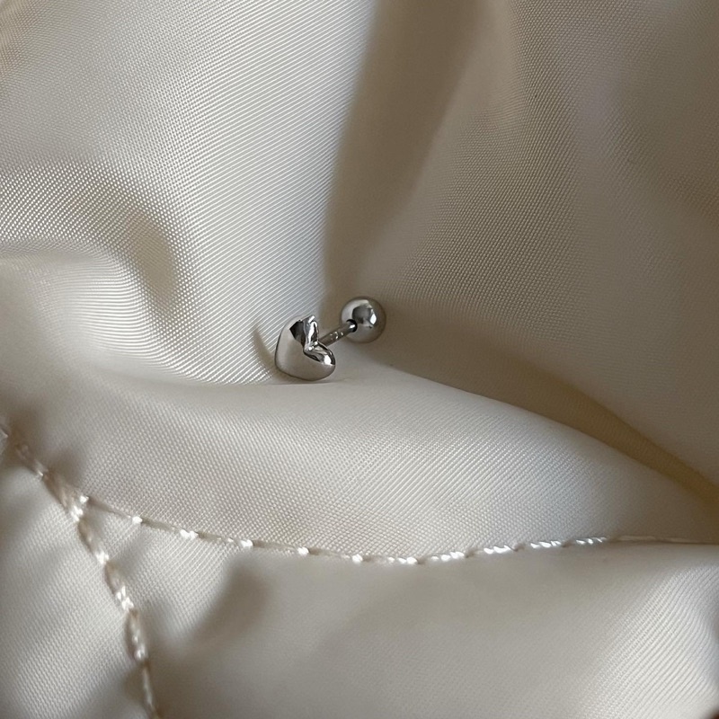 𝐯𝐞𝐥𝐯𝐞𝐭𝐩𝐢𝐧𝐤.𝐚𝐜𝐜🇰🇷 | Khuyên tai chốt bi vặn hình trái tim