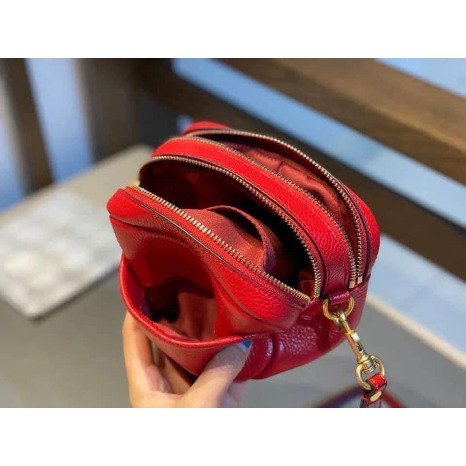 Túi đeo chéo TORY BURCH chất da, mềm, mịn và bền.