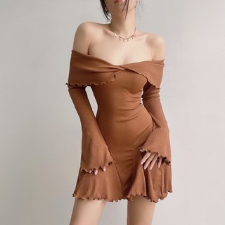 Đầm trễ vai nhún bèo có mút điệu đà