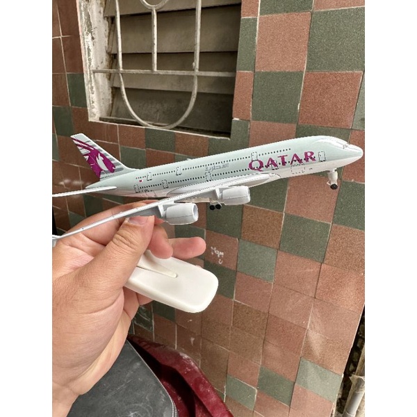 Mô hình máy bay Qatar kim loại  20cm Có banh xe