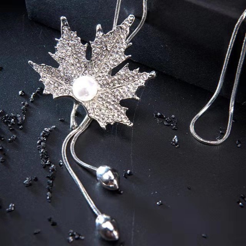 Vòng cổ Dáng Dài Mặt Hình Lá Phong Phối Tua Rua Đơn Giản Thời Trang Thu Đông