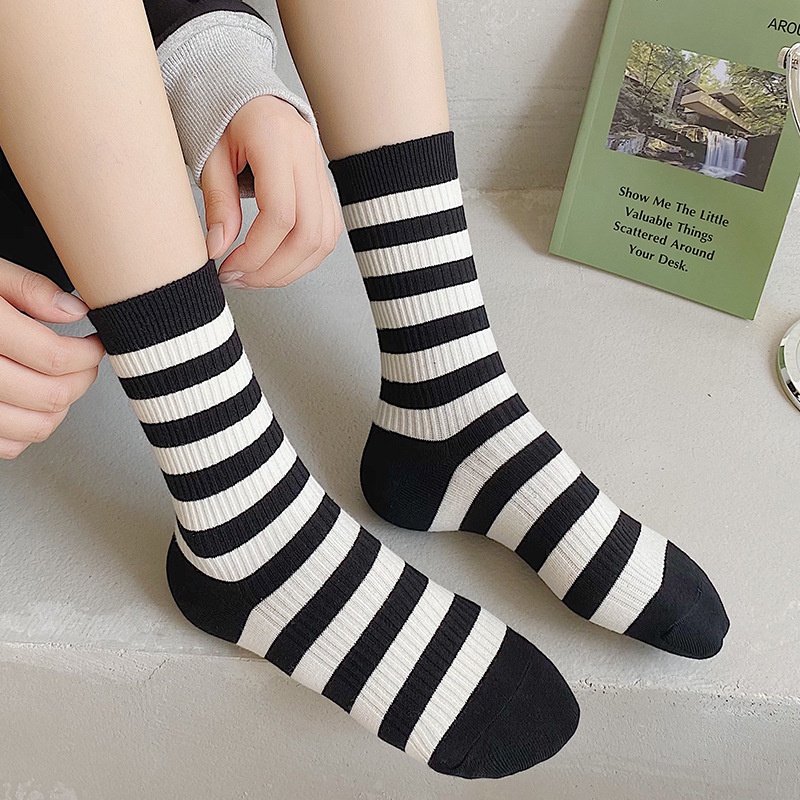 Mới Vớ Cotton Cổ Cao Họa Tiết Sọc Trắng Đen Thoáng Khí Thoải Mái Thời Trang Thu Đông Cho Nữ