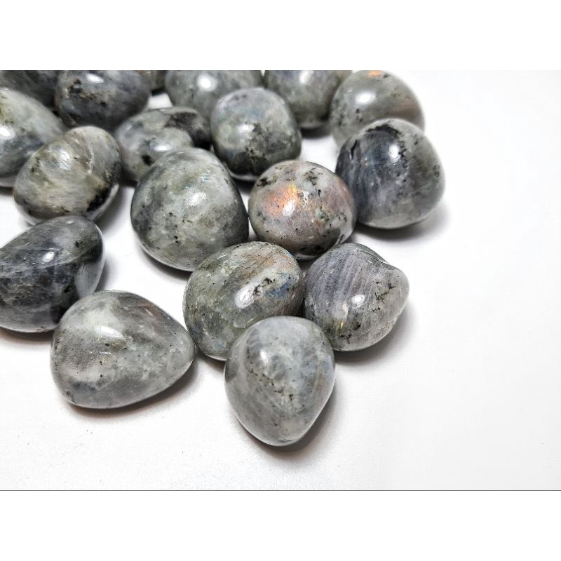 Tumbled Labradorite mài bóng tự nhiên giúp hỗ trợ giảm stress, căng thẳng, giúp ngủ ngon và tăng cường hệ xương khớp