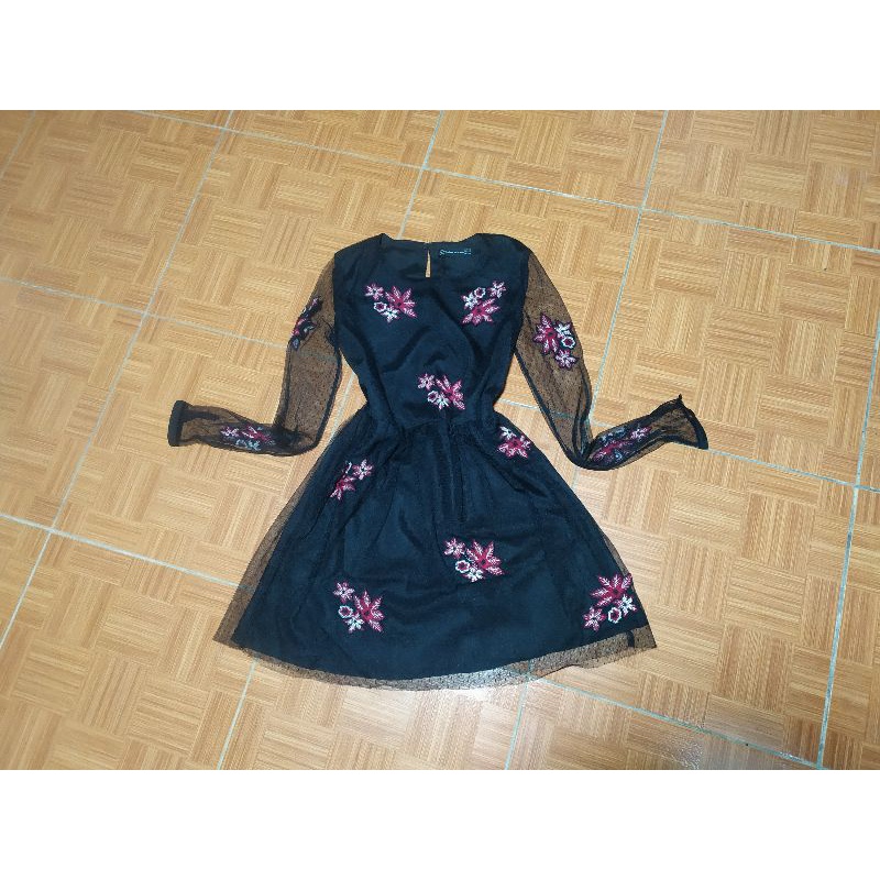 ĐẦM REN LƯớI THÊU HOA ĐẸP