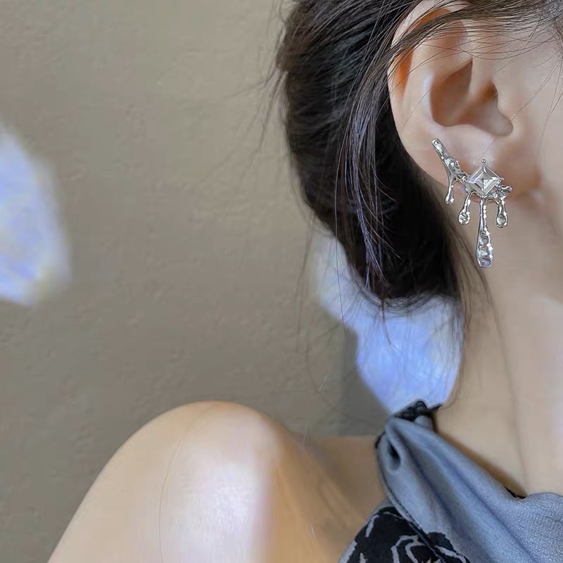 Khuyên tai đính hạt phong cách unisex - Khanturban.vn