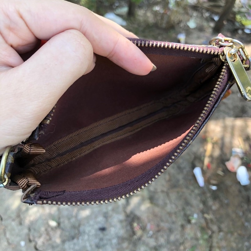 Túi si hiệu Lu-vi-ton