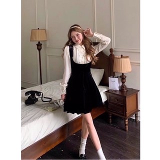 Set yếm đen xoè kèm sơ mi trắng cổ sen