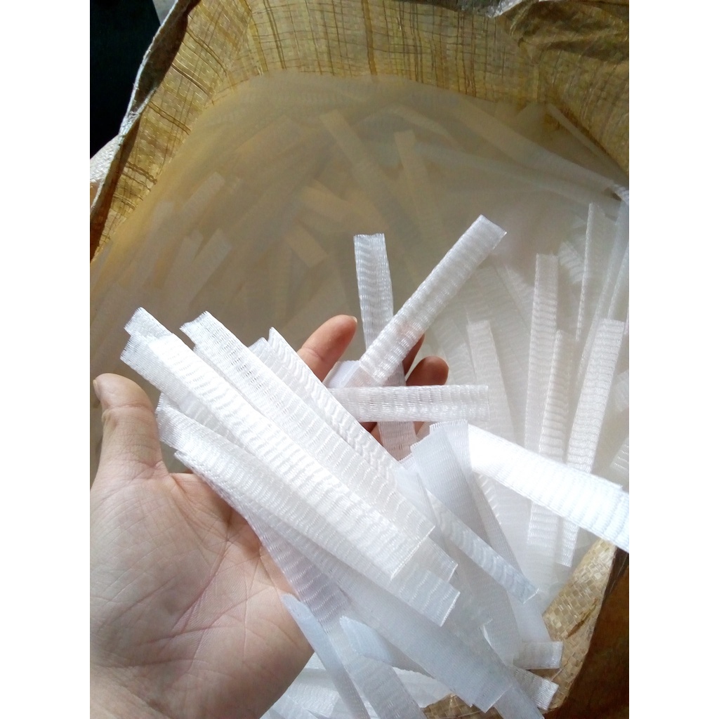 1kg lưới nhựa màu trắng bọc hoa hông, cúc, ly