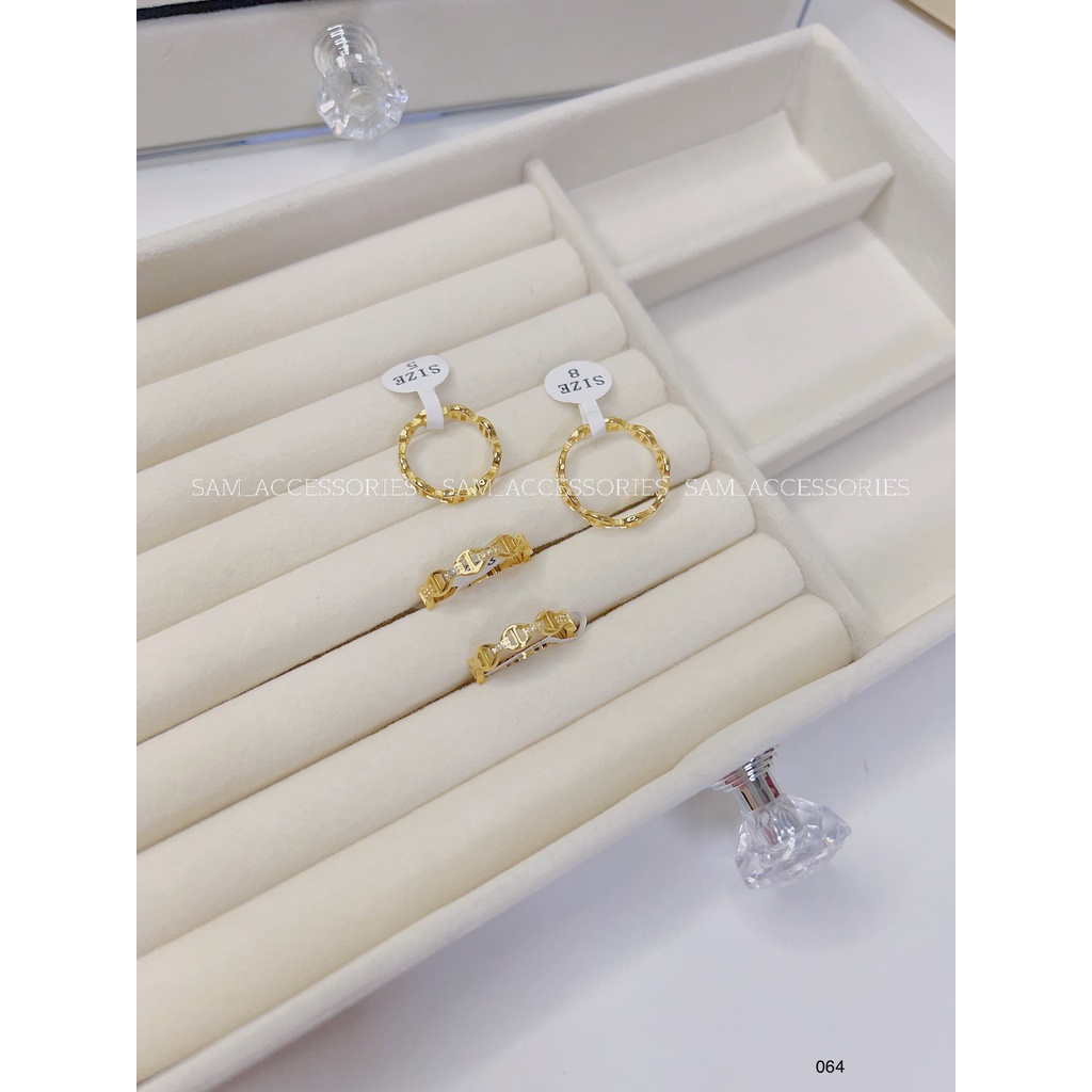 Nhẫn titan xích chạm đá