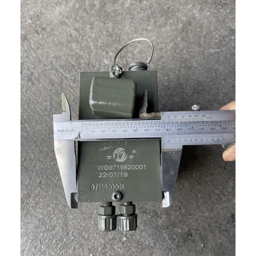 Hộp kích cabin xe HOWO WG719820001