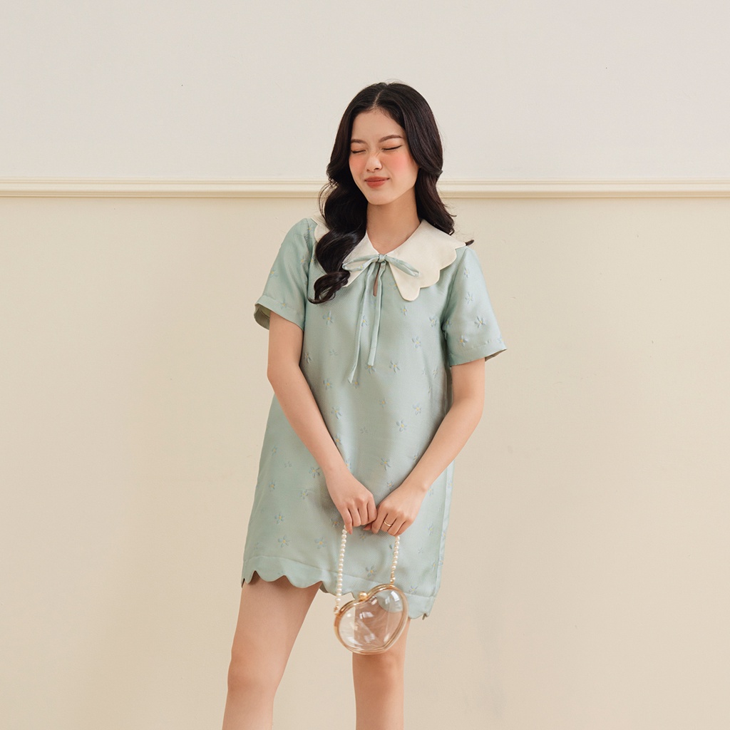 BLEUBIRD Váy gấm thêu hoa nhí phối cổ trắng buộc nơ Vivien Dress