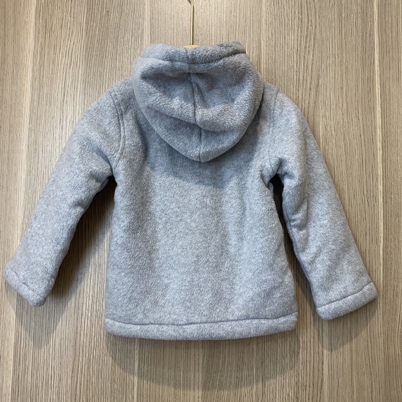 Áo khoác nỉ có mũ khuy sừng hàng 2hand cho bé gái size 6-9kg DTE10