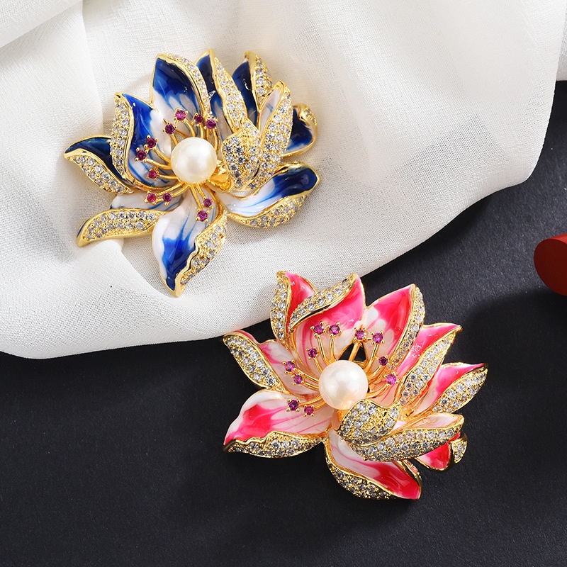 Ghim Cài Áo Hình Hoa Sen Đính Đá Zircon Ngọc Trai Cao Cấp