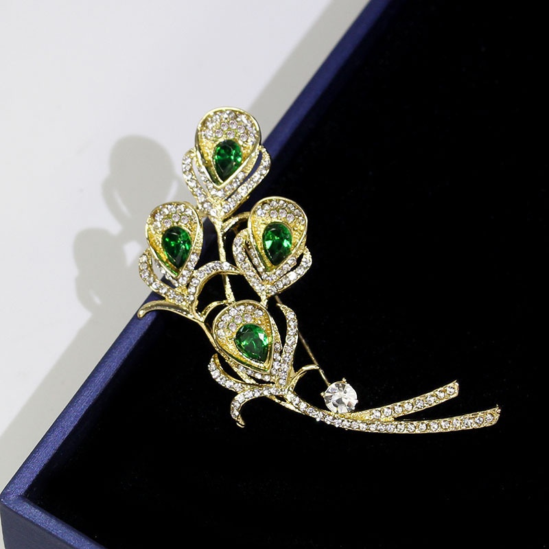 Cài áo lông công thịnh vượng