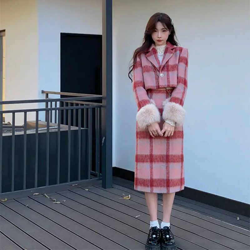 Set đầm dạ lông kẻ caro tay viền bông trắng. Set vest đầm croptop kẻ caro