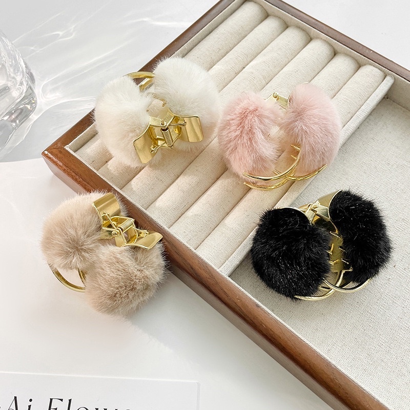 Kẹp tóc kim loại đính lông hàng cao cấp.