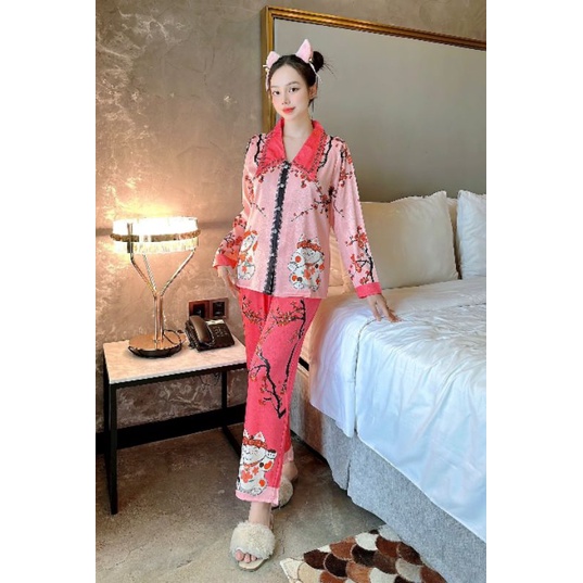 Bộ ngủ Mèo Thần Tài hồng dài và ngắn tay thiết kế cổ nhọn lụa xước ánh kim của 2CE