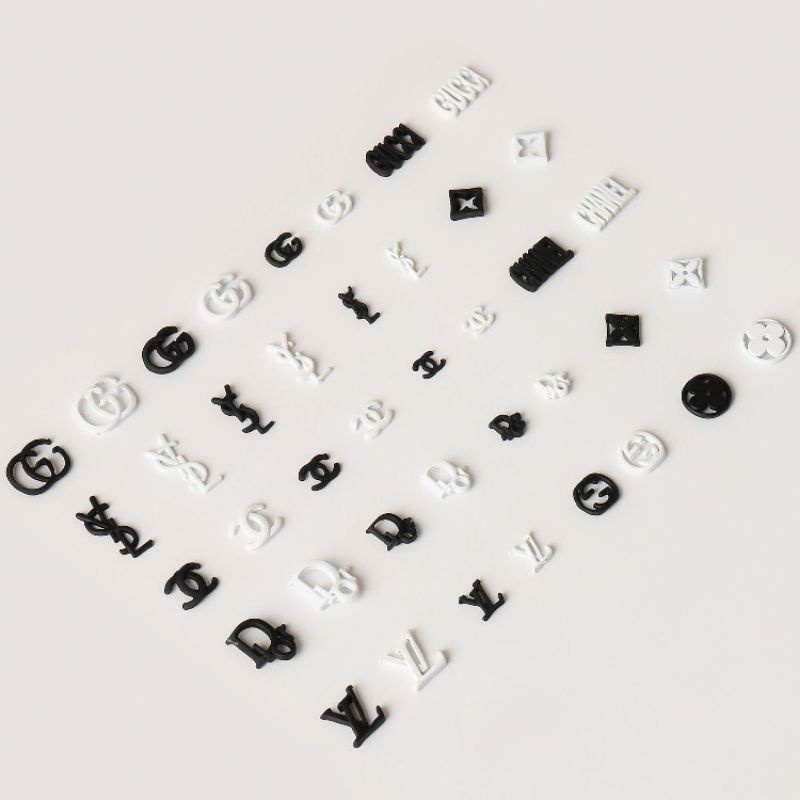 Charm nail trắng đen trang trí móng