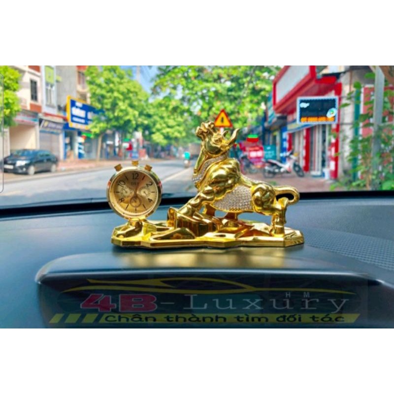 Tượng Trâu Vàng Ngâng Đầu Đính Đá Kèm Đồng Hồ Đặt Taplo - - Biểu tượng của may mắn, tài lộc tặng kèm nước hoa ô tô