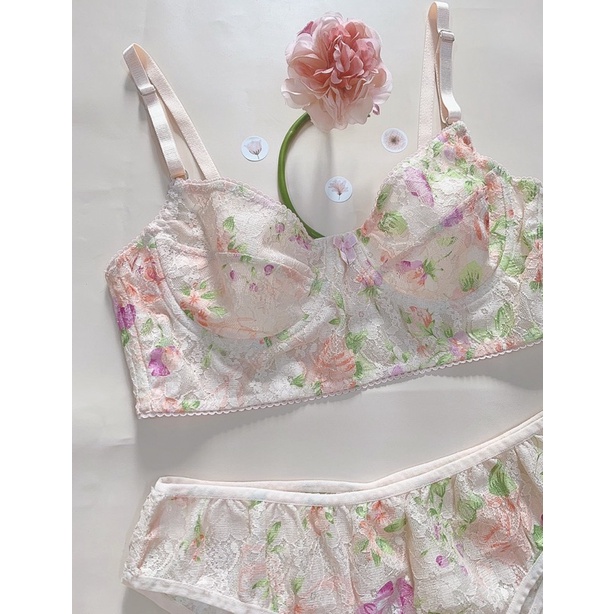 Set đồ lót xanh và hồng cổ điển có gọng, không mút.