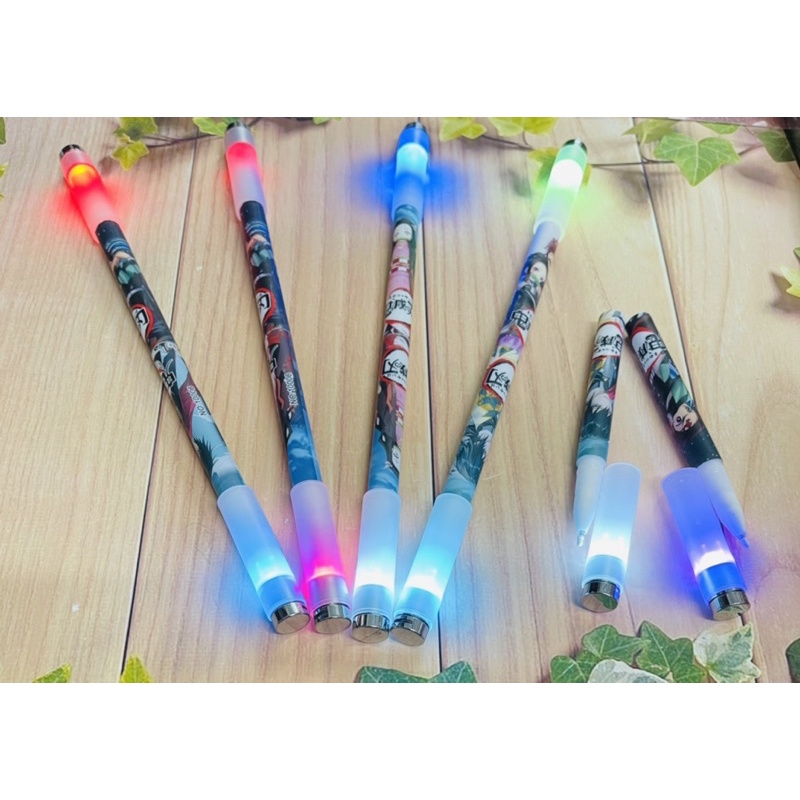 Bút Kimetsu no yaiba có đèn 2 đầu bút/ bút xoay nghệ thuật giảm stress anime kimetsu no yaiba