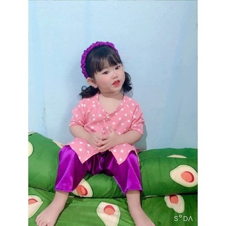 Bà Ba cho bé gái kèm cài cho bé diện trung thu lễ tết
