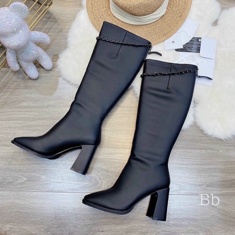 Boot đùi da cổ xích trắng đen gót vuông thời thượng